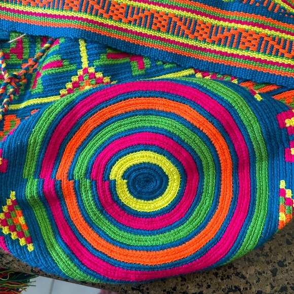 Colorful handwoven Columbian bag - Picture 3 of 3